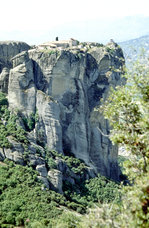 Blick auf die Felsen von Meteora mit dem Rosánou-Kloster. Bild vom Dia. Aufnahme: Juni 1992.