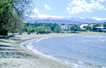 Der Strand Agii Apostoli westlich con Chania. Bild vom Dia. Aufnahme: April 1999.