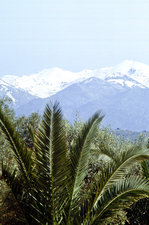 Schneebedeckte Berge auf Kreta von Agil Apostoli aus gesehen. Bild vom Dia. Aufnahme: April 1999.