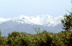Schneebedeckte Berge auf Kreta von Agil Apostoli aus gesehen. Bild vom Dia. Aufnahme: April 1999.
