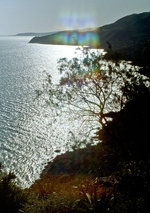Die Souda Bucht auf Kreta im Gegenlicht. Bild vom Dia. Aufnahme: April 1999.