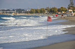 Rote Flaggen am Strand for Platanias auf Kreta.