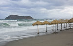 Am Strand vor Platanias auf der Insel Kreta. Im Hintergrund ist die Insel Agios Theodor zu sehen. Aufnahme: 19. Oktober 2016.