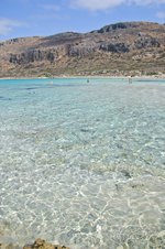 Klares Wasser in der Balos Lagune von Kreta. Aufnahme: 20. Oktober 2016.