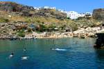 Kristallklares Wasser und Temperaturen ber 35 Grad laden am 15.06.2012 zum Baden in der Paulusbucht in Lindos auf Rhodos ein. Zu Fen der Akropolis von Lindos lt es sich hier wunderbar schwimmen und schnorcheln, whrend sich ein groer Teil der Touristen ber steile Fuwege den 116m hohen Felsen zur Akropolis hochqulen.