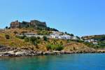 Die Bucht von Lindos auf Rhodos, der weien Stadt unter der Akropolis.