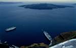 Blick vom Ort Santorin ber die Bucht, die ehemalige Caldera und die Insel, die aus dem mit Wasser gefllten Krater hervorschaut.