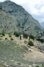 Die Landschaft am Theater östlich von Delphi. Bild vom Dia. Aufnahme: Juni 1992.