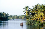 Die Backwaters in Kerala umfassen 29 größere Seen und Lagunen, 44 Flüsse sowie insgesamt rund 1500 Kilometer lange Kanäle und natürliche Wasserstraßen.