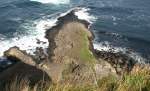 Sicht von einer Klippe auf die Giant's Causeway.