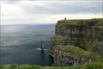 Irland - Cliffs of Moher im Mai 2008. Blick nach Norden auf den O'Brien's Tower. Links sind im Dunst die Aaran Islands zu erahnen.