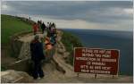 No risk, no fun?! Oder auch... Wer lesen kann ist klar im Vorteil?! Cliffs of Moher, Irland Co. Clare