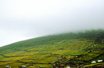 Dicke Wolken und Landschaft in der Nähe von Quilty an der irischen Westküste.