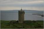 Doonagore Castle oder auch Doolin-Castle bei Doolin, Irland Co. Clare. Rechts am Bildrand ist Crab-Island zu sehen, im Hintergrund die Aran-Inseln.