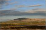 Blick ber eine Bucht der Galway Bay (Ebbe) auf die Landschaft bei Rossalia, Irland Co. Clare.