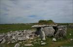 Irland im Mai 2008 - The Burren... Parknabinnia Wedge Tomb (Keilgrab).
