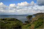 Ring of Beara Irland - Blick ber die Landschaft in der Nhe von Lower Urhan ber Coulagh Bay bzw. Kenmare River in Richtung Iveragh-Halbinsel (Ring of Kerry).