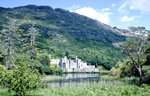 Die Landschaft um Kylemore Abbey in Connemara. Bild vom Dia. Aufnahme: Juli 1991.