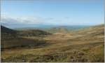 Blick vom 456 mM hohen O'Connor Pass auf Dingle. Im Hintergrund ist die Iveragh Halbinsel zu erkenne, besser bekannt unter dem darber fhrenden  Ring of Kerry  
20. April 2013