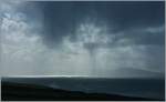 Regenwolken ber Meer und Land bieten eine besondere Stimmung.