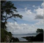 Kleine Bucht am Ring of Kerry (in der Nhe von Templeone) mit Blick auf die Beara-Halbinsel.