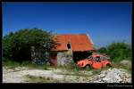 Typisch irisch - Ein verfallendes Cottage am Straenrand. Zusammen mit dem farblich passenden VW Kfer fr mich ein echtes Traummotiv. Fotografiert in der Nhe von Ballycroy, Irland County Mayo.