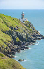 Die Felsenküste vor Bali Lighthouse auf der Halbinsel Howth Head östlich von Dublin.