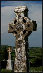 In Loving Memory - Grabsteine auf einem Friedhof bei Ballyvaughan, Irland County Clare.