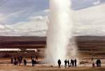 Geysir Strokkur im Juni 1997, der Ausbruch ist erfolgt, die Fontaine ist etwa 20 m hoch, etwa alle 10 Minuten erfolgt ein großer Ausbruch.