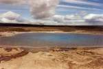 Groe Geysir, nur 20 m vom Strokkur entfernt, im Juni 1997. Der Geysir entstand bei einen Erdbeben 1294 und war bis 1915 ttig, erneut nach einen Erdbeben von 1935 bis in die 50er Jahre und jetzt wieder von 2000 bis heute, er ist aber tglich nur ein paar Mal ttig mit einer Fontaine von ca. 10 Meter. 1997 war es nur ein kleiner See mit einer Wassertemparatur von 60 Grad. Nach diesen Geysir haben alle Geysire der Welt ihre Bezeichnung.