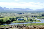 Þingvellir - Hier wurde bereits um 930 einmal jährlich während zwei Wochen im Juni die traditionelle gesetzgebende Versammlung Alþing abgehalten. Sie hatte sowohl gesetzgeberische als auch Gerichtsbarkeits-Funktionen. Es handelt sich um eines der ältesten Parlamente der Welt. Bild vom Dia. Aufnahme: August 1995.