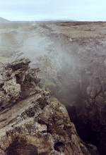 Spalte in der Nhe des Myvatensees, sie entstand durch das Auseinandertrifften der nordamerikanischen und eurasischen Erdplatte, die bis zu 20 cm pro Jahr betragen kann.