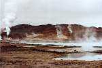 See mit warmen Wasser und im Hintergrund Solfatarenfelder mit Dampfsulen neben der Kieselgur-Fabrik (links) am Myvatn-See im Juni 1997.