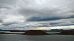 Mývatn mit Pseudokrater Skútustadir (Nachtaufnahme im Sommer).