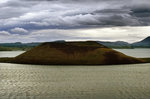 Mývatn mit Pseudokrater Skútustadir (Nachtaufnahme im Sommer).