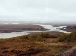 Brcke ber den Flu Jokulsa a Fjllum bei Asbyrgi Strasse 85 Husavik - Kopasker im Juni 1997, die Strasse fhrt teilweise in aussichtsreicher Lage an der Nordkste entlang, unten am Strand liegen Baumstmme, die von der Strmung bis von Nordamerika angeschwemmt werden und von den Islndern zu Bauholz verarbeitet werden.