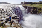 Dettifoss - Über eine Breite von etwa 100 Metern ergießen sich hier die grau-braunen Wassermassen über 45 Meter in die Tiefe und strömen dann circa zwei Kilometer weiter dem 27