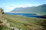 Djúpivogur in Ausfuhrland im östlichen Island. Bild vom Dia. Aufnahme: Juli 1995.
