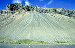 Vulkanischer Berg an der Ringstraße 1 in Island. Bild vom Dia. Aufnahme: August 1995.