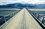 Brücke über Reyðará auf der Ringstraße 1 zwischen Höfn und Egilsstaði . Bild vom Dia. Aufnahme: August 1995.