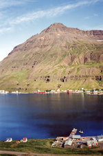 Seyðisfjörður (deutsch »Fjord der Feuerstelle«) im Osten Islands in der Region Austurland (Bild vom Dia).