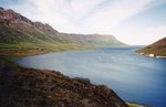 Seyðisfjörður (deutsch »Fjord der Feuerstelle«) im Osten Islands in der Region Austurland (Bild vom Dia). Aufnahme: Juli 1995.