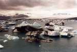 Jökulsarlon (dt. Gletscherflusslagune) im Breidamerkursamdur an der Südküste im Juni 1997, die Eisberge brechen direkt vom Breidamerkurjokull in den See ab und können bis zu 15 m hoch sein, der See ist maximal 150 m tief, zwischen Meer und See ist eine nur 50 m breite Landbrücke, über die die Ringstrasse führt.