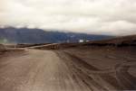 Auffahrrampe zum zerstrten Teil der Sandur-Brcke im Juli 1997, man sieht die Abzweigung der provisorischen Piste, die einfach 30 km durch den flachen Skeidararsandur gelegt wurde. Die alte Strasse war auf einen Damm verlegt, davon war nichts mehr zu sehen.