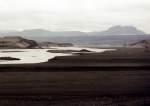 Gletscher-Flu Nupsvtn im westlichen Teil des Skeidararsandurs im Juni 1997, dahinter der Skeidararjkull (Gletscher), darber die Skaftafellstjll (Berge).