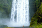 Der Skógafoss ergießt sich über eine Breite von 25 Metern 60 Meter in die Tiefe.