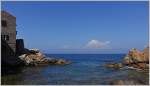 Blick aus einer kleinen Bucht in Giglio Porto auf's Meer.