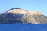 Die Vulkaninsel Vulcano vom Boot aus gesehen.