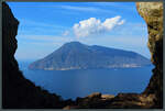Blick von Lipari hinüber auf die Insel Salina. (Quattropani, 22.02.2024)