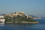 Isola di Prcida. Blick auf die Borgo Marinar. Im Hintergrund folgt der Blick ber den Canale di Procida zum Cap Miseno.